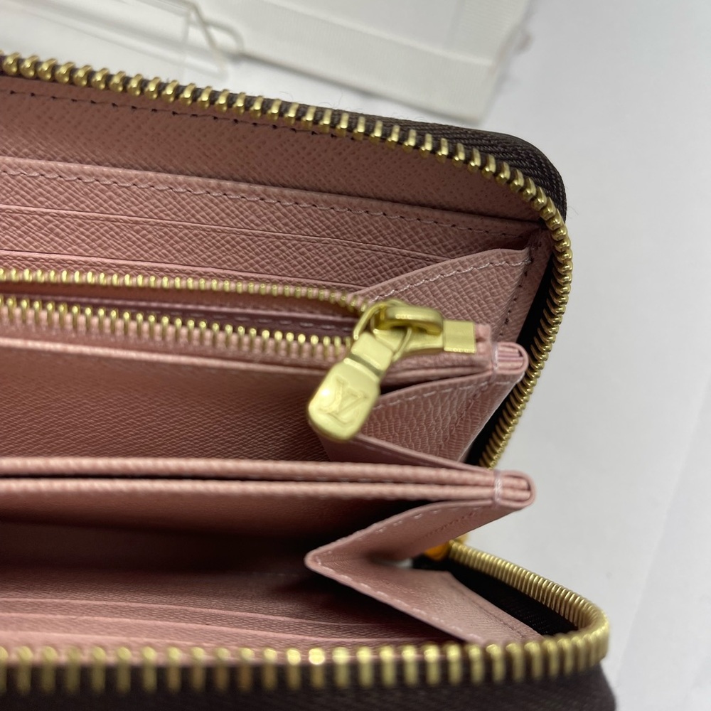 - Louis Vuitton Zippy Wallet in Monogram, comes with dust bag, box and receipt. - Picture 6 of 14